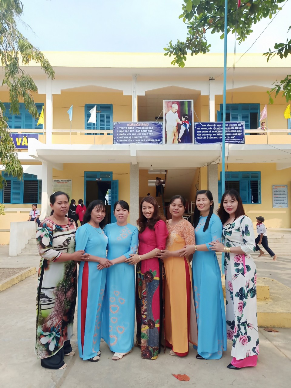 Giáo viên trường THCS Thuận Hưng hưởng ứng “Tuần lễ Áo dài” từ ngày 01/3/2023 đến ngày 08/3/2023.
